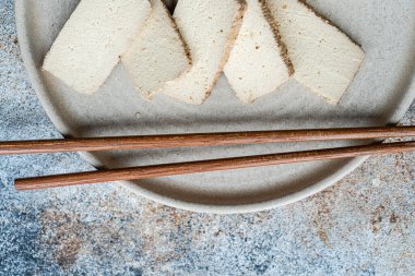 Tofu peyniri ve soya sosu dilimleri