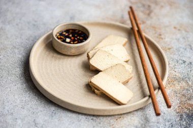 Tofu peyniri ve soya sosu dilimleri