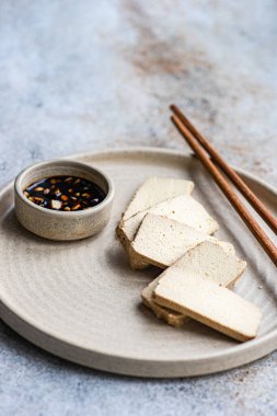 Tofu peyniri ve soya sosu dilimleri