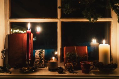 Mumlar ve Hediyelerle Konforlu Noel Penceresi