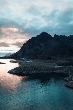 Gün batımında muhteşem fiyort manzarası