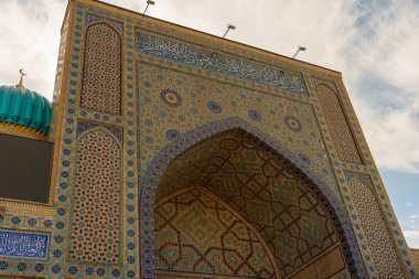 Bir binanın kemer yolu karmaşık tasarımlarla dekore edilir.