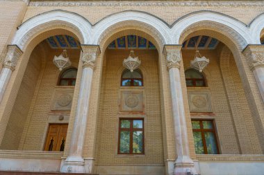 Binanın bir sürü kavis ve penceresi var.