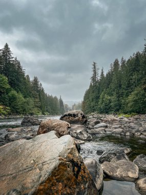 Dramatik akış ve kayalar