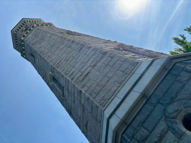 Mavi gökyüzünün önündeki tarihi Highbridge Su Kulesi 'nin dibinde.