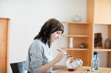 Genç kadın evde ölüyor.