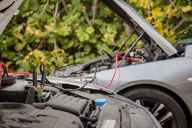 Bir araba aküsüne bağlı takviye kablosu yakın plan