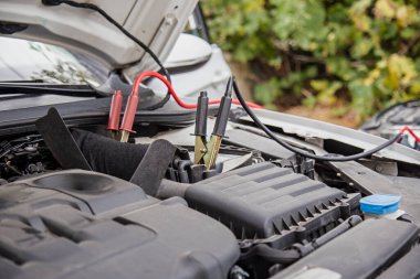 Bir araba aküsüne bağlı takviye kablosu yakın plan