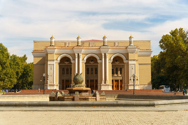 большое здание с фонтаном перед ним
