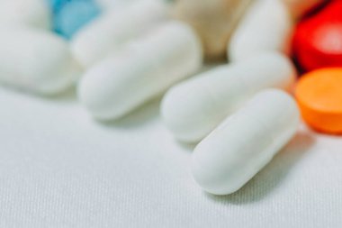 Beyaz ve renkli haplar ve kapsüller