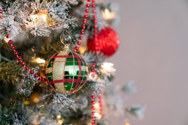 Sıcak ve Parlak Noel Ağacı Dekorasyonu