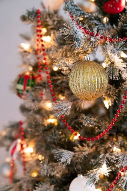 Süslerle dolu sihirli Noel Ağacı