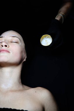 Yüz maskeli bir müşterinin yakın plan fotoğrafı. 