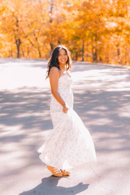 Parkta dönen Afrikalı Amerikalı model.