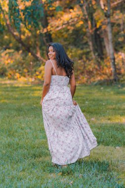 Çekip giden Afrikalı Amerikalı genç bir kadının portresi.