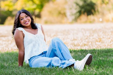 Çimlerde poz veren Afrikalı Amerikan Modeli