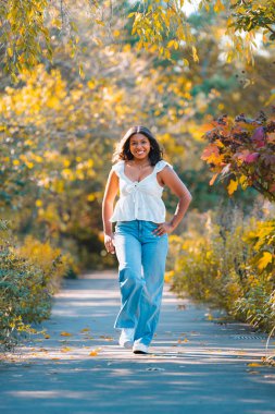 Sonbaharda yolda yürüyen bir model.