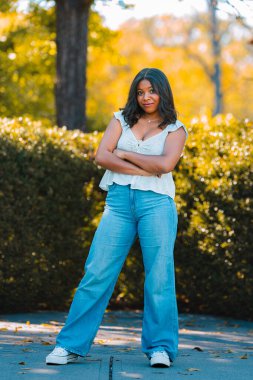 Parkta poz veren bir genç.