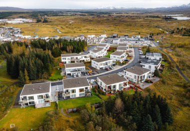 Doğanın yanında dairesel aranjmanlı evler