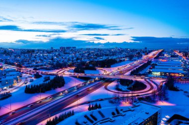 Kışın karlı ve aydınlık bir şehir 