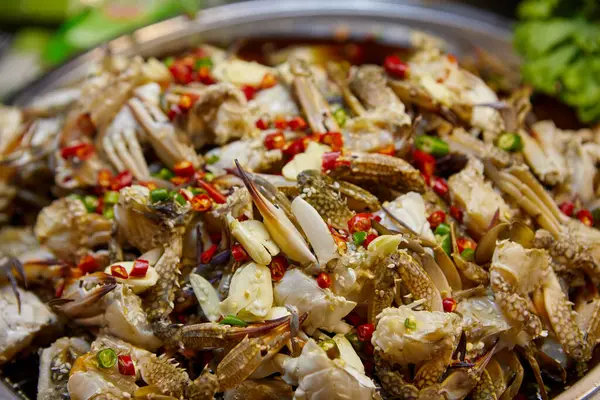 Baharatlı salatanın yakından görüntüsü kasede mavi yüzen yengeçler