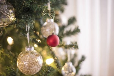 Noel ağacına asılı kırmızı süsleme