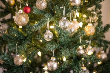 bir Noel ağacına asılı Noel süsler