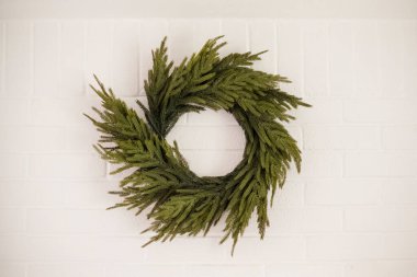 Beyaz tuğlaya asılı çelenk