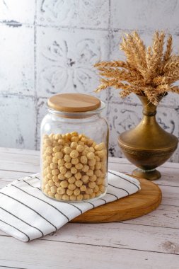 Kavanozda mısır gevreği ve ahşap kapak.