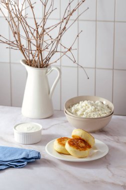 Bir plaka üzerinde süzme peynir krep