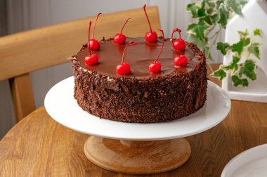 Kirazla süslenmiş bir çikolatalı pasta.