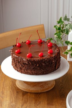Kirazla süslenmiş bir çikolatalı pasta.