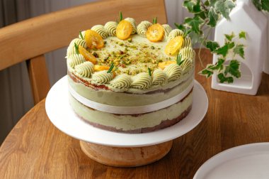 Fıstıklı bütün pasta masanın üstünde.