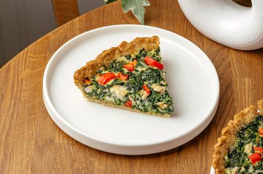 ıspanaklı turta, domates ve peynirli