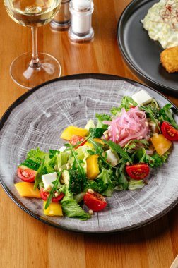 Peynirli sebze salatası.