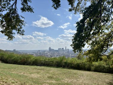 Bellevue Park 'tan Cincinnati siluetinin ağaçtan çerçevelenmiş görüntüsü