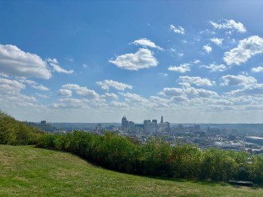 Bellevue Park 'tan çimenli Cincinnati ufuk çizgisi manzarası