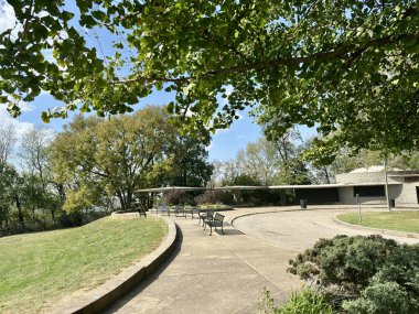 Cincinnati 'deki Bellevue Park' taki barınaklar, banklar, ağaçlar.