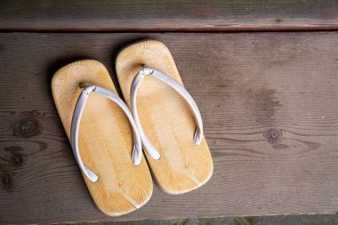 Japonya 'daki beyaz Zori sandaletlerinin yatay görüntüsü.