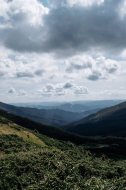 Karanlık dağ zirveleri bulutların altında