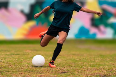 Esmer bayan futbolcunun bacakları görünüyor..