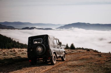 Dağdan inen bir araba.