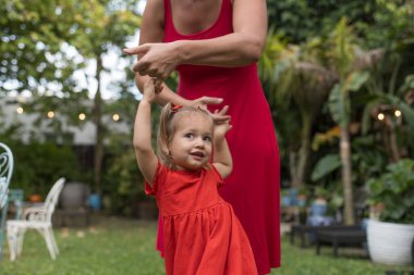 Arka bahçede dönen bir bebeğin portresi.