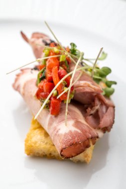 Beyaz tabakta gurme aperatifi.