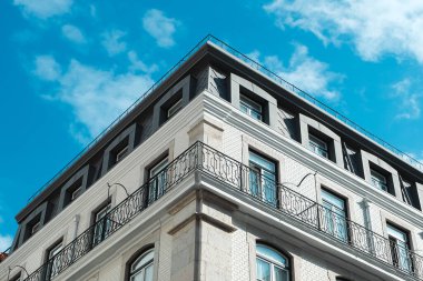 Lizbon 'da tipik bir binanın dış cephesi Portekiz