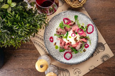 Salamura soğanlı sığır filetosu.