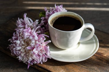 Sabah kahvesi ve taze kasımpatı.