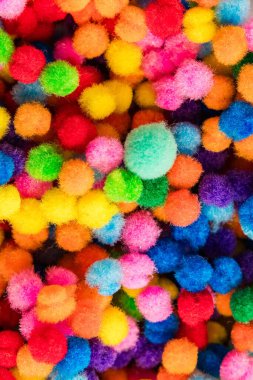 Renkli ve tüylü ponponların el işi için yakın plan çekimi