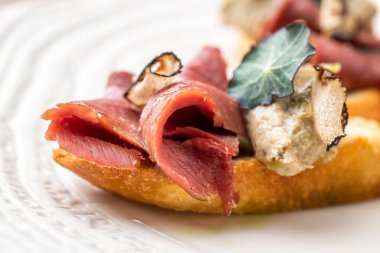 Beyaz tabakta gurme aperatifi.