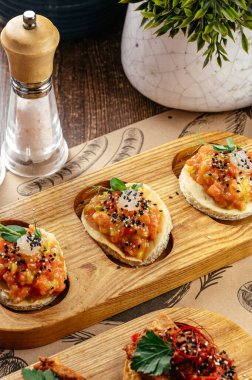 Servis panosunda somon tartar soslu bruschetta.